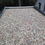 Ein Flachdach auf der Garage