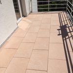 Balkon mit Plattenbelag
